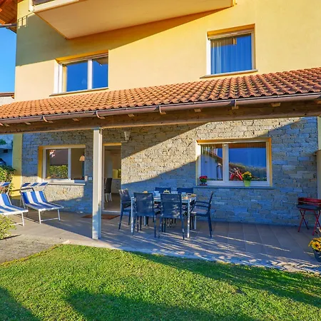Rose Gialla Firsia Garten Eg Apartamento Colico