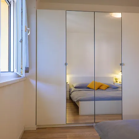 Rose Gialla Firsia Garten Eg Apartment *