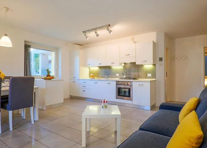 Rose Gialla Firsia Garten Eg Apartment